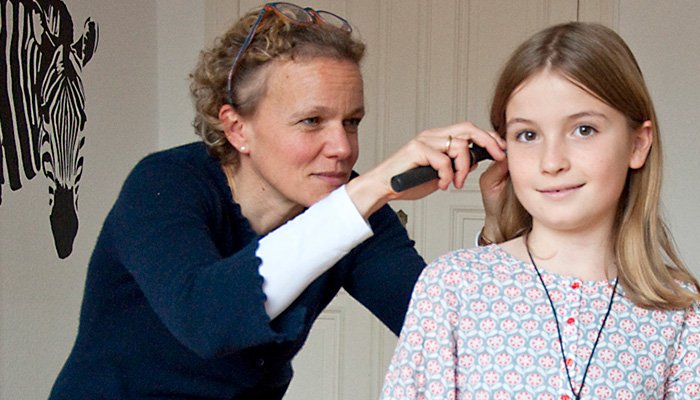 Dr Uhlen untersucht Kind mit Otoskop